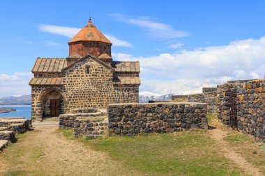 Ermenistan 'daki Sevanavank Gölü yakınlarındaki antik manastırın binaları. 