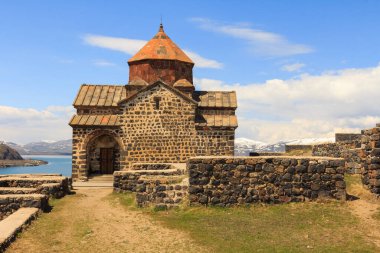 Ermenistan 'daki Sevanavank Gölü yakınlarındaki antik manastırın binaları. 