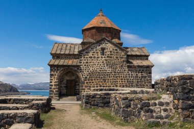 Ermenistan 'daki Sevanavank Gölü yakınlarındaki antik manastırın binaları. 