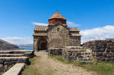 Ermenistan 'daki Sevanavank Gölü yakınlarındaki antik manastırın binaları. 