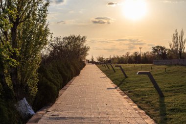 Gün batımında Erivan 'daki parkta yürüyüş. Ermenistan