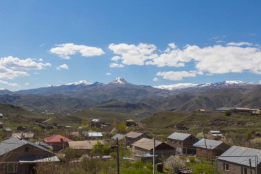 Ermeni köyünden karla kaplı dağ tepelerinin manzarası