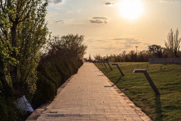 Gün batımında Erivan 'daki parkta yürüyüş. Ermenistan