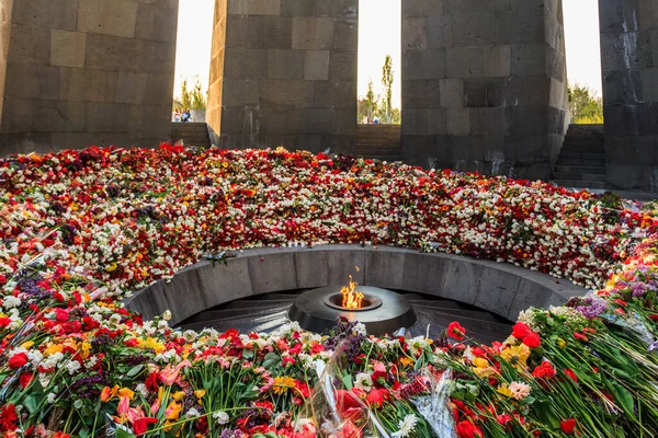 Bloemen Bij Het Eeuwige Vuur Het Grondgebied Van Het Armeense — Stockfoto