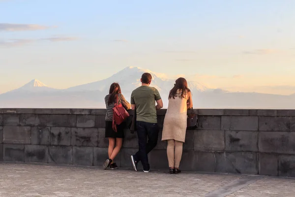 年轻人从埃里温市的山上望着阿拉拉特山 亚美尼亚 — 图库照片