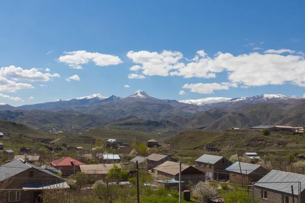 Ermeni köyünden karla kaplı dağ tepelerinin manzarası