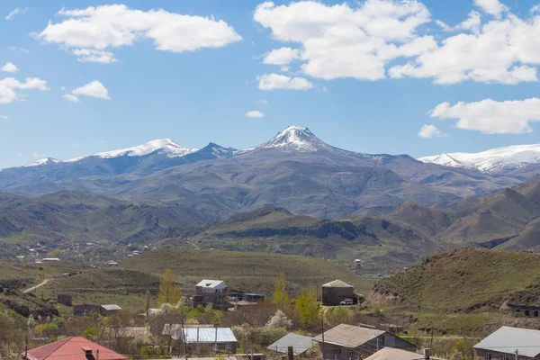Άποψη Χιονισμένων Βουνοκορφών Από Αρμενικό Χωριό — Φωτογραφία Αρχείου