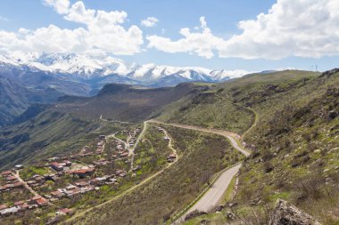 Ermeni köyü Halidzor 'un karlı dağ tepelerinin manzarası teleferiğin yanında 