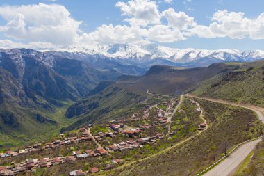 Ermeni köyü Halidzor 'un karlı dağ tepelerinin manzarası teleferiğin yanında 