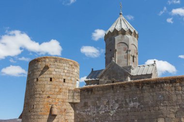 Dağlarda pitoresk bir yerdeki Tatev Manastırı manzarası. Ermenistan