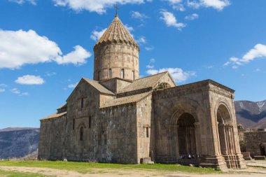 Dağlarda pitoresk bir yerdeki Tatev Manastırı manzarası. Ermenistan