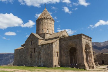 Dağlarda pitoresk bir yerdeki Tatev Manastırı manzarası. Ermenistan