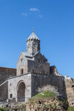 Dağlarda pitoresk bir yerdeki Tatev Manastırı manzarası. Ermenistan
