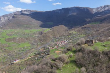 Baharda Tatev Manastırı yakınlarındaki dağların manzarası. Ermenistan