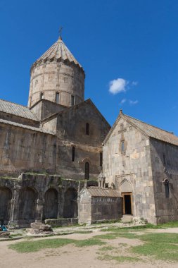 Dağlarda pitoresk bir yerdeki Tatev Manastırı manzarası. Ermenistan