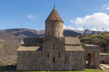 Dağlarda pitoresk bir yerdeki Tatev Manastırı manzarası. Ermenistan
