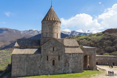 Dağlarda pitoresk bir yerdeki Tatev Manastırı manzarası. Ermenistan