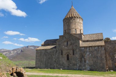 Dağlarda pitoresk bir yerdeki Tatev Manastırı manzarası. Ermenistan