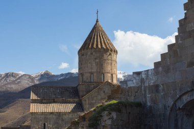 Dağlarda pitoresk bir yerdeki Tatev Manastırı manzarası. Ermenistan