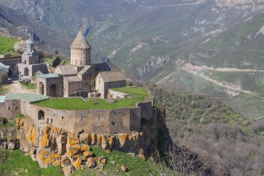Dağlarda pitoresk bir yerdeki Tatev Manastırı manzarası. Ermenistan