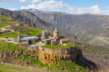Baharda Tatev Manastırı 'nın yüksekliğinden bak. Ermenistan