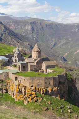 Baharda Tatev Manastırı 'nın yüksekliğinden bak. Ermenistan