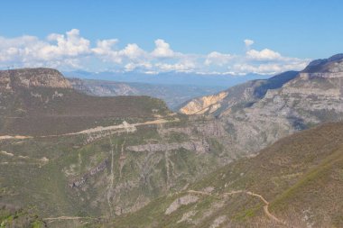 Baharda Tatev Manastırı yakınlarındaki dağların manzarası. Ermenistan