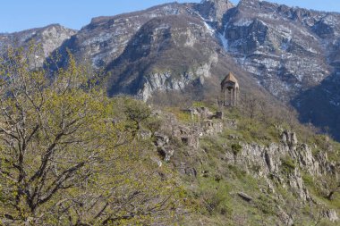 Tatev Manastırı yakınlarındaki dağlardaki tarihi gözlem güvertesi Halidzor 'un görüntüsü. Ermenistan