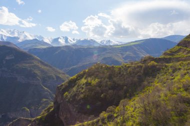 Baharda Tatev Manastırı yakınlarındaki dağların manzarası. Ermenistan