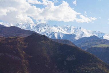 Baharda Tatev Manastırı yakınlarındaki dağların manzarası. Ermenistan