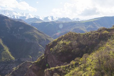 Baharda Tatev Manastırı yakınlarındaki dağların manzarası. Ermenistan