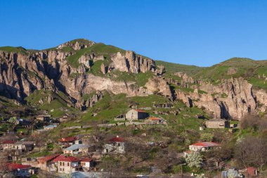 Goris kasabası ve varoşlarındaki Ortaçağ Gori Mağarası manzarası. Ermenistan