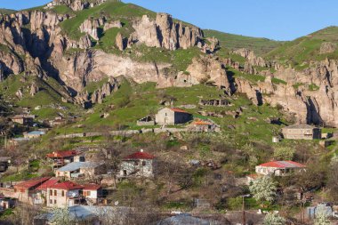 Goris kasabası ve varoşlarındaki Ortaçağ Gori Mağarası manzarası. Ermenistan