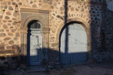 Goris sokaklarında tarihi ahşap kapılar ve kapılar. Ermenistan