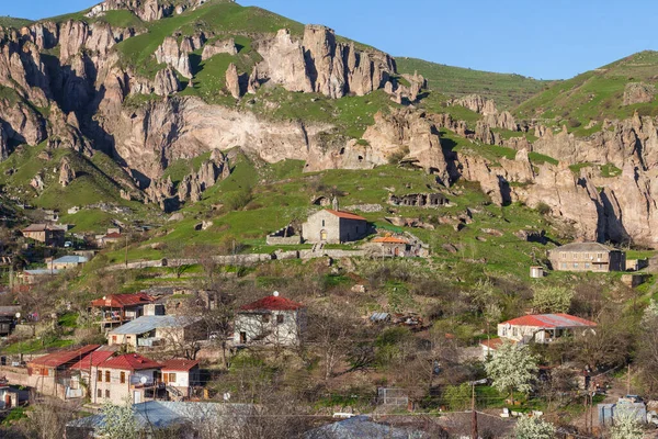 Goris kasabası ve varoşlarındaki Ortaçağ Gori Mağarası manzarası. Ermenistan