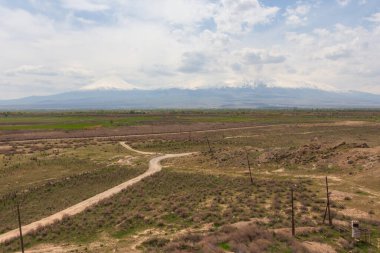 Ünlü antik Khor Virap manastırından Ararat Dağı manzarası. Ermenistan