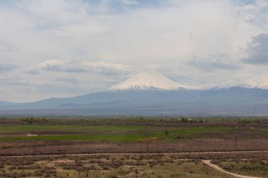 Ünlü antik Khor Virap manastırından Ararat Dağı manzarası. Ermenistan