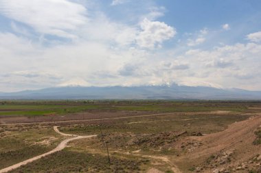 Ünlü antik Khor Virap manastırından Ararat Dağı manzarası. Ermenistan