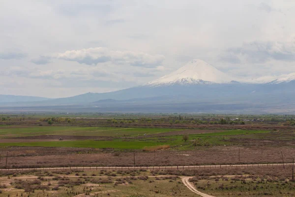 Ünlü antik Khor Virap manastırından Ararat Dağı manzarası. Ermenistan
