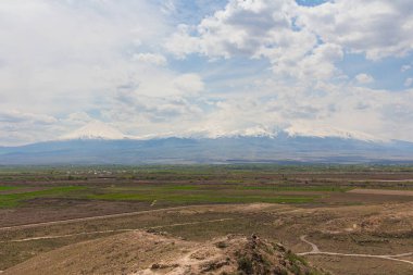 Ünlü antik Khor Virap manastırından Ararat Dağı manzarası. Ermenistan