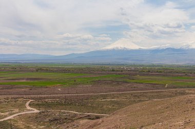 Ünlü antik Khor Virap manastırından Ararat Dağı manzarası. Ermenistan