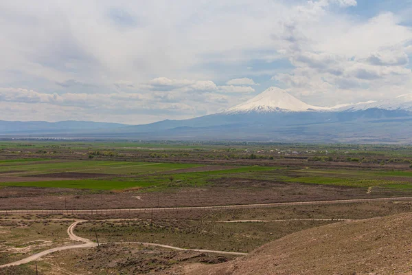 Ünlü antik Khor Virap manastırından Ararat Dağı manzarası. Ermenistan