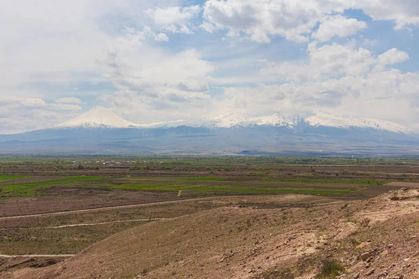 Ünlü antik Khor Virap manastırından Ararat Dağı manzarası. Ermenistan