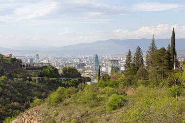Tiflis 'in Botanik Bahçesi bölgesinden Tiflis şehri manzarası. Gürcistan