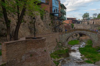 Tiflis 'teki Leghvtakhevi Kanyonu yakınlarındaki evlerin güzel bir manzarası. Gürcistan bir ülke