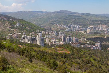 Tiflis 'in modern bölgelerinden bir manzara. Gürcistan