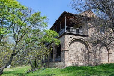 Bahçedeki geleneksel Gürcistan tarihi taş evi
