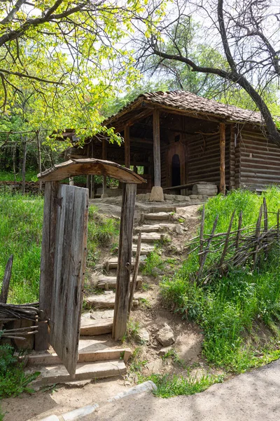 丘の上にある伝統的なグルジアの歴史的な木造家屋 — ストック写真