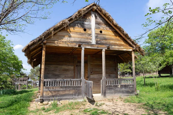 Tradycyjny Gruziński Zabytkowy Drewniany Dom Słoneczny Dzień — Zdjęcie stockowe