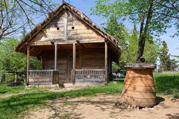 晴れた日に伝統的なグルジアの歴史的な木造住宅 — ストック写真